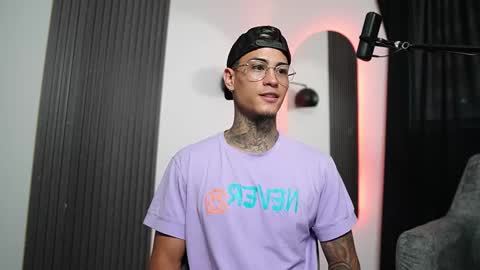 Snapshot of axel_villa chatting on 02/28/25, 09:23 Agustin online show from 02/28/25, 09:23