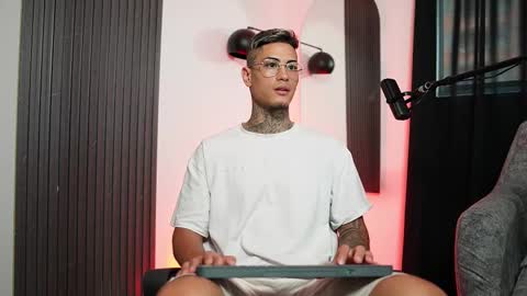 Snapshot of axel_villa chatting on 03/05/25, 09:15 Agustin online show from 03/05/25, 09:15