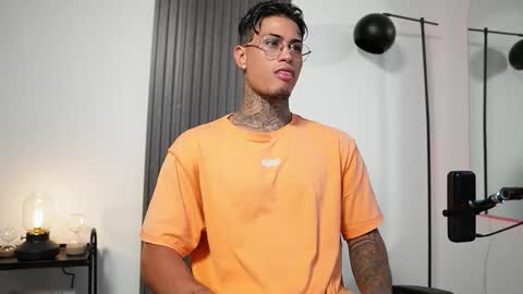 Snapshot of axel_villa chatting on 09/10/25, 07:58 Agustin online show from 09/10/25, 07:58