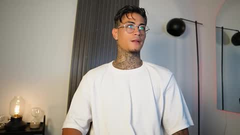 Snapshot of axel_villa chatting on 09/11/25, 05:13 Agustin online show from 09/11/25, 05:13