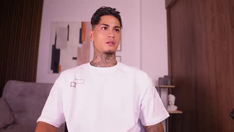 Snapshot of axel_villa chatting on 09/14/25, 08:30 Agustin online show from 09/14/25, 08:30