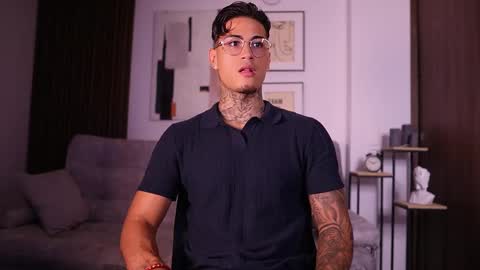 Snapshot of axel_villa chatting on 09/27/25, 08:47 Agustin online show from 09/27/25, 08:47