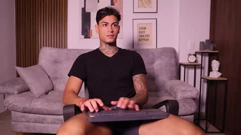 Snapshot of axel_villa chatting on 10/02/25, 12:06 Agustin online show from 10/02/25, 12:06