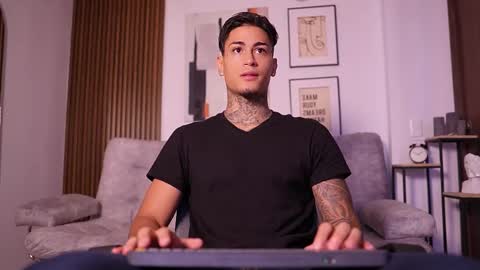 Snapshot of axel_villa chatting on 10/02/25, 02:13 Agustin online show from 10/02/25, 02:13