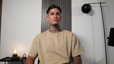 Snapshot of axel_villa chatting on 10/04/25, 07:01 Agustin online show from 10/04/25, 07:01