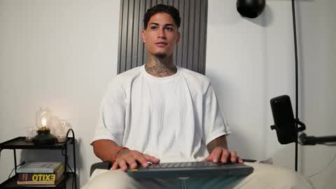 Snapshot of axel_villa chatting on 10/09/25, 08:51 Agustin online show from 10/09/25, 08:51