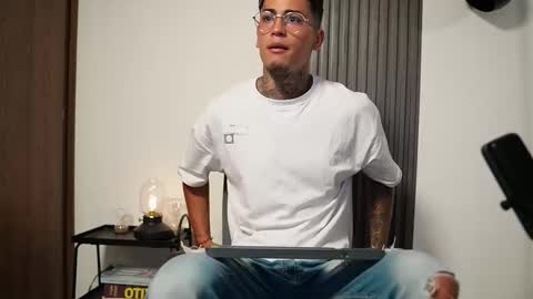 Snapshot of axel_villa chatting on 10/14/25, 08:09 Agustin online show from 10/14/25, 08:09