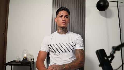 Snapshot of axel_villa chatting on 10/15/25, 08:20 Agustin online show from 10/15/25, 08:20