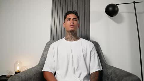 Snapshot of axel_villa chatting on 10/17/25, 09:06 Agustin online show from 10/17/25, 09:06