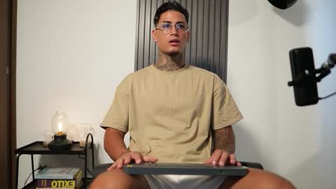 Snapshot of axel_villa chatting on 10/20/25, 08:53 Agustin online show from 10/20/25, 08:53