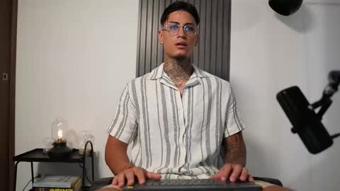 Snapshot of axel_villa chatting on 10/24/25, 08:16 Agustin online show from 10/24/25, 08:16