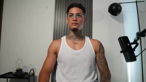 Snapshot of axel_villa chatting on 10/28/25, 07:49 Agustin online show from 10/28/25, 07:49