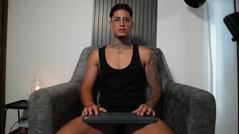 Snapshot of axel_villa chatting on 10/29/25, 08:21 Agustin online show from 10/29/25, 08:21