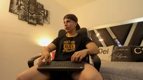 Snapshot of axelmartinezz chatting on 04/22/26, 08:43 axelmartinezz online show from 04/22/26, 08:43