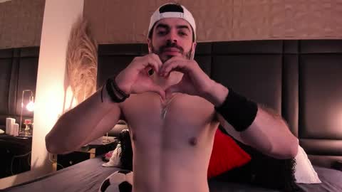 Snapshot of axelthompsom chatting on 11/19/25, 11:21 Axel Thompsom online show from 11/19/25, 11:21