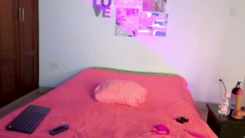 Snapshot of aylah_beckham chatting on 04/18/26, 11:47 aylah_beckham online show from 04/18/26, 11:47