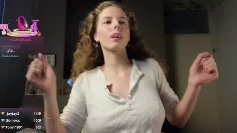 Snapshot of ayreenmoore chatting on 12/17/25, 02:45 Ayreen Moore online show from 12/17/25, 02:45