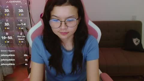Snapshot of azu_chan chatting on 04/10/26, 12:27 Azu online show from 04/10/26, 12:27