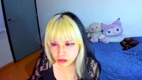 Azu Moure online show from 02/18/25, 07:32