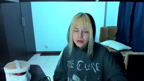 Azu Moure online show from 02/23/25, 11:00