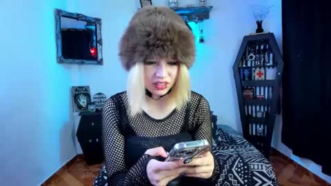 Azu Moure online show from 10/03/25, 08:06