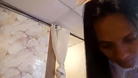 Snapshot of azura_lion chatting on 04/23/26, 04:03 azura lion online show from 04/23/26, 04:03