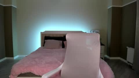 Snapshot of bab_boom chatting on 10/13/25, 12:43 Monica online show from 10/13/25, 12:43