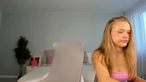 Snapshot of bab_boom chatting on 10/18/25, 12:57 Monica online show from 10/18/25, 12:57