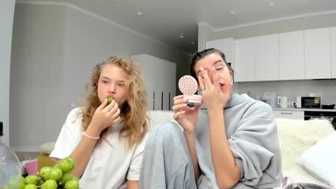 Snapshot of bab_boom chatting on 10/25/25, 01:02 Monica online show from 10/25/25, 01:02