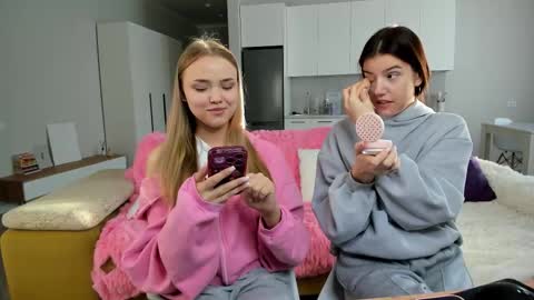 Snapshot of bab_boom chatting on 10/26/25, 01:44 Monica online show from 10/26/25, 01:44