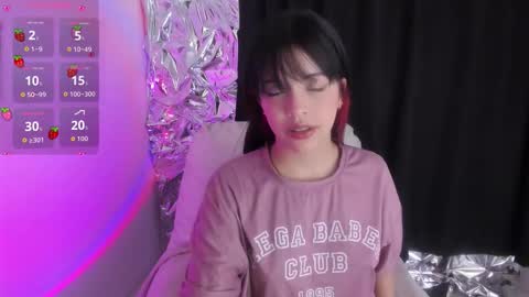 Snapshot of babeblair chatting on 09/21/25, 05:25 Queen B online show from 09/21/25, 05:25