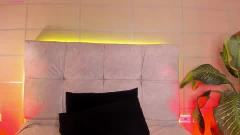 Moon online show from 10/21/25, 04:24