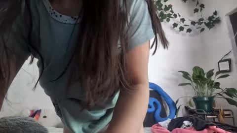 Snapshot of babyymango_ chatting on 12/22/25, 02:47 Gisselle online show from 12/22/25, 02:47