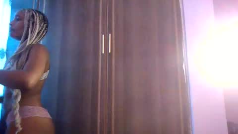 Snapshot of badgalheloves chatting on 05/25/26, 05:35 badgalheloves online show from 05/25/26, 05:35