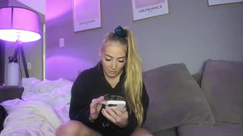 Snapshot of badgrljade chatting on 10/29/25, 02:03 Jade online show from 10/29/25, 02:03