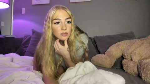 Snapshot of badgrljade chatting on 11/06/25, 03:29 Jade online show from 11/06/25, 03:29