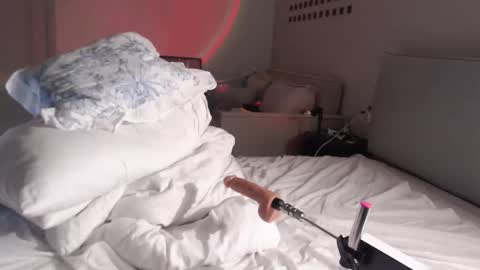 Susie  online every day except weekends    lets use FACK MACHINE in pvt online show from 09/16/25, 03:13