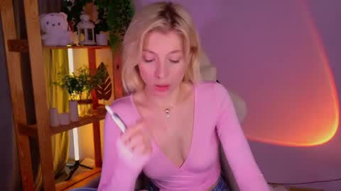 Snapshot of balerinacappuccino_ chatting on 05/31/26, 06:09 Elly online show from 05/31/26, 06:09
