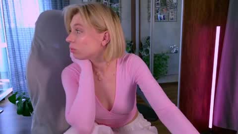 Snapshot of balerinacappuccino_ chatting on 06/05/26, 04:52 Elly online show from 06/05/26, 04:52