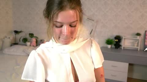 Snapshot of bambi_bimboo chatting on 06/07/26, 05:27 Mila online show from 06/07/26, 05:27