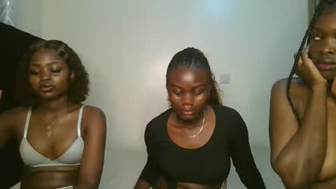 queen online show from 10/20/25, 08:09