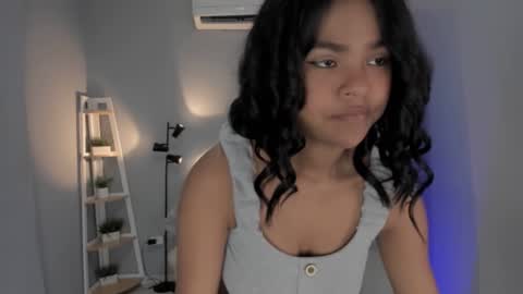 Snapshot of barbra_smith chatting on 01/25/25, 03:52 Luna online show from 01/25/25, 03:52