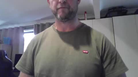 Snapshot of bazooka76 chatting on 11/18/25, 01:44 bazooka76 online show from 11/18/25, 01:44