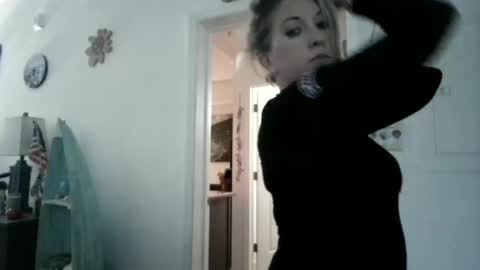 Snapshot of beach_bunny69 chatting on 11/01/25, 09:33 Emma online show from 11/01/25, 09:33