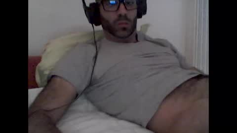 Snapshot of bear14250949 chatting on 11/15/25, 02:13 bear14250949 online show from 11/15/25, 02:13