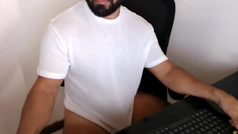 Snapshot of beard_top_guy chatting on 11/18/25, 04:00 Beard Guy online show from 11/18/25, 04:00