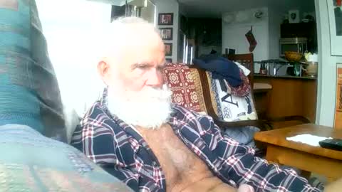 Snapshot of beardbushy chatting on 03/04/25, 07:43 beardbushy online show from 03/04/25, 07:43