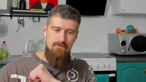 Snapshot of bearded_legend chatting on 09/17/25, 12:01 Zeus online show from 09/17/25, 12:01