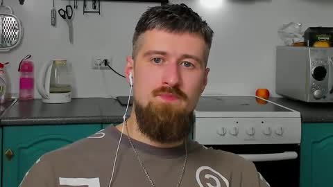 Snapshot of bearded_legend chatting on 11/05/25, 10:54 Zeus online show from 11/05/25, 10:54