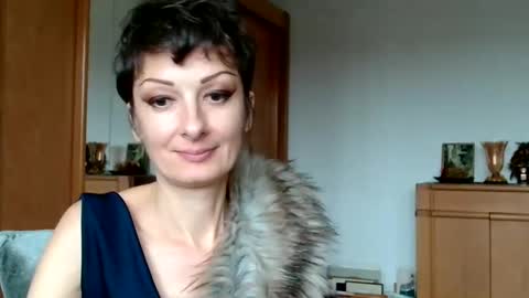 Snapshot of bebacksooon chatting on 11/19/25, 11:54 Raluca online show from 11/19/25, 11:54
